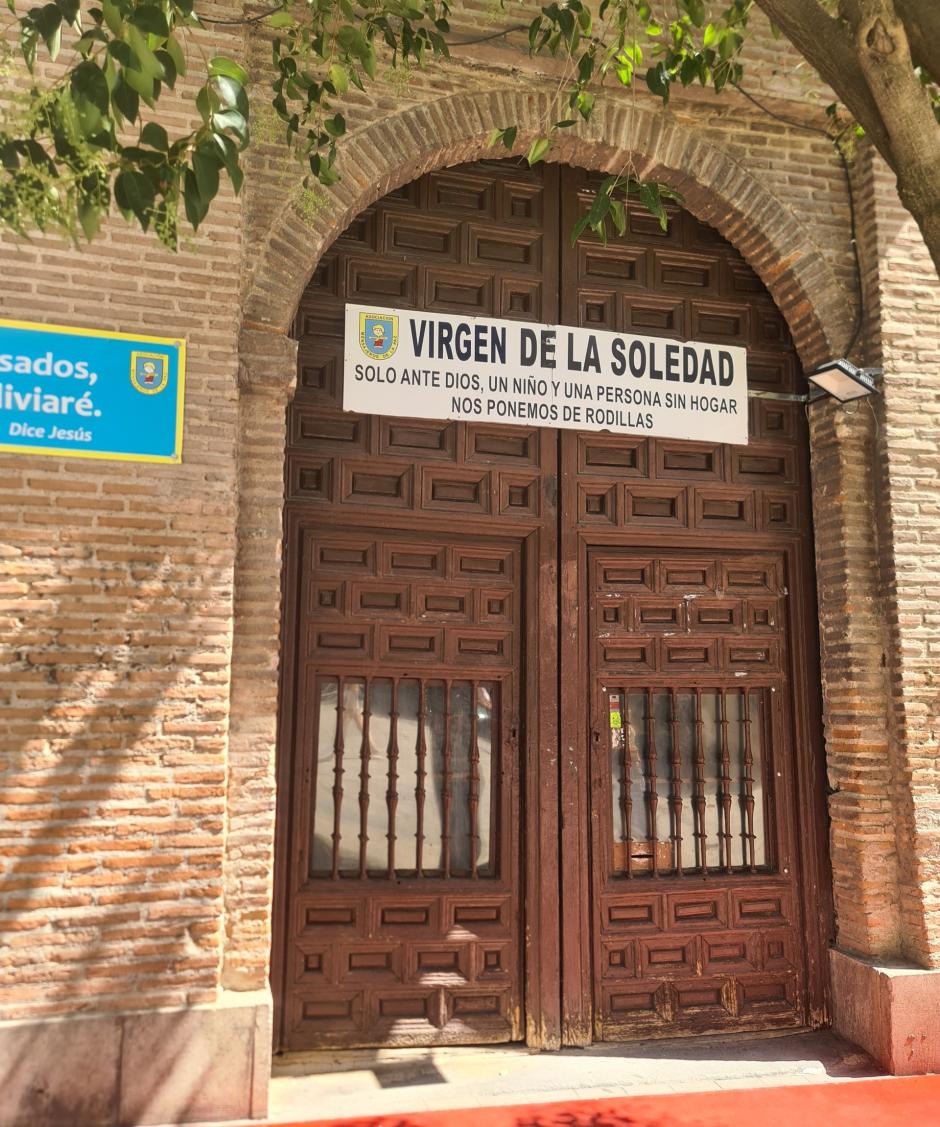 Puerta de entrada a la capilla más pequeña de Madrid