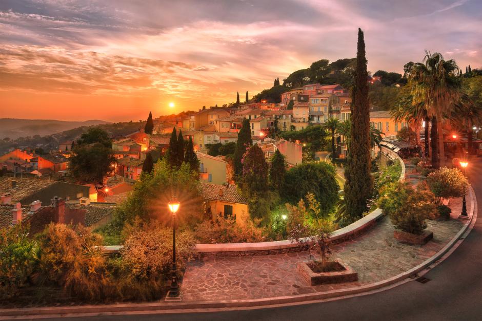 Atardecer sobre el pueblo iluminado de Bormes-les-Mimosas, en la Costa Azul (sur de Francia)