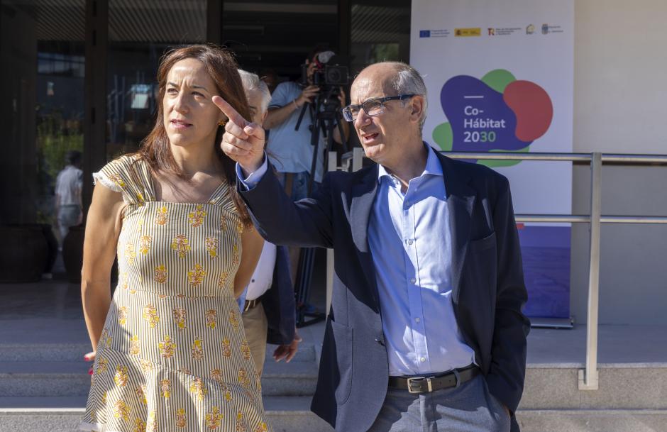 El presidente de la Diputación, Javier Iglesias, junto a Pilar Sánchez, posible sucesora