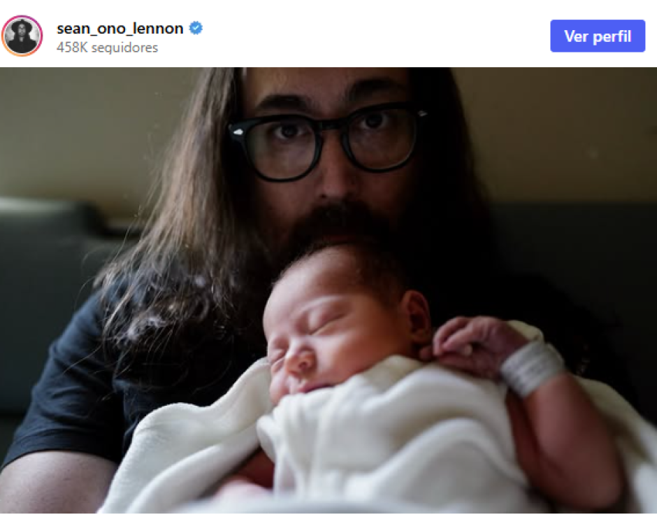Sean Ono Lennon junto a su hijo Aurelius