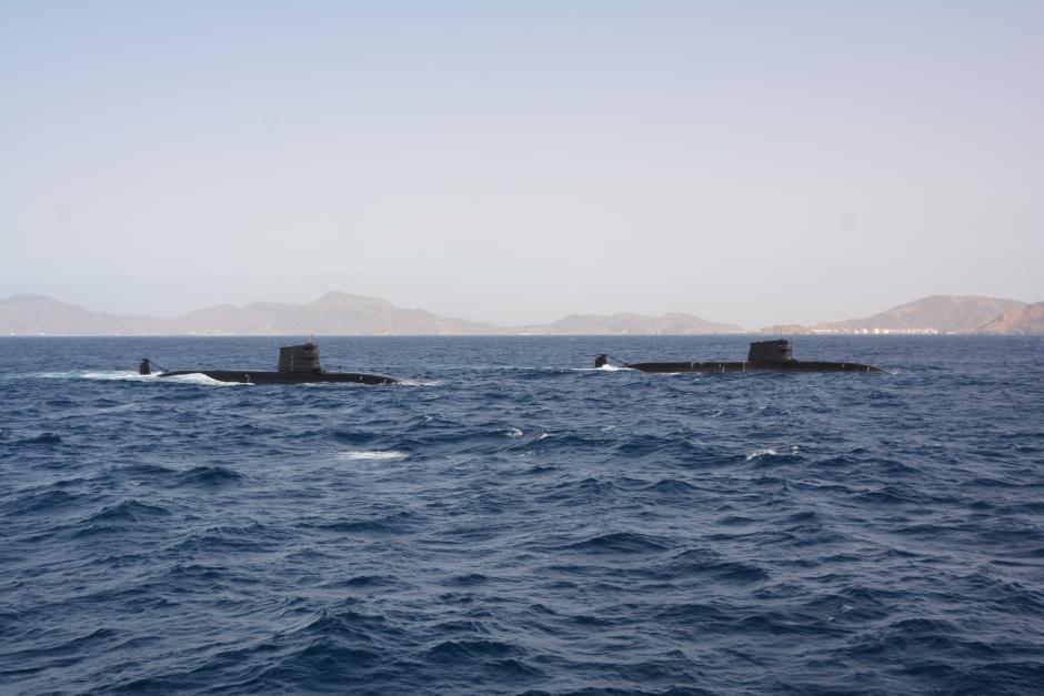 El S-81 ‘Isaac Peral’, en adiestramiento, y el S-82 ‘Narciso Monturiol’, en pruebas de mar, navegan simultáneamente frente a Cartagena