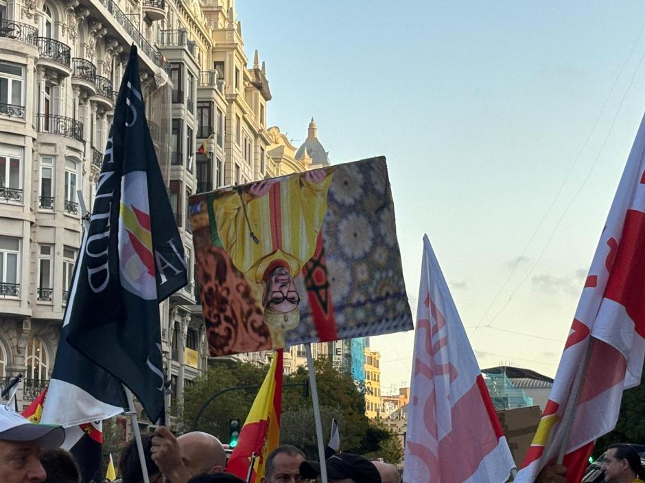 Imagen tomada este miércoles de una pancarta con la foto de Mohamed VI bojabajo