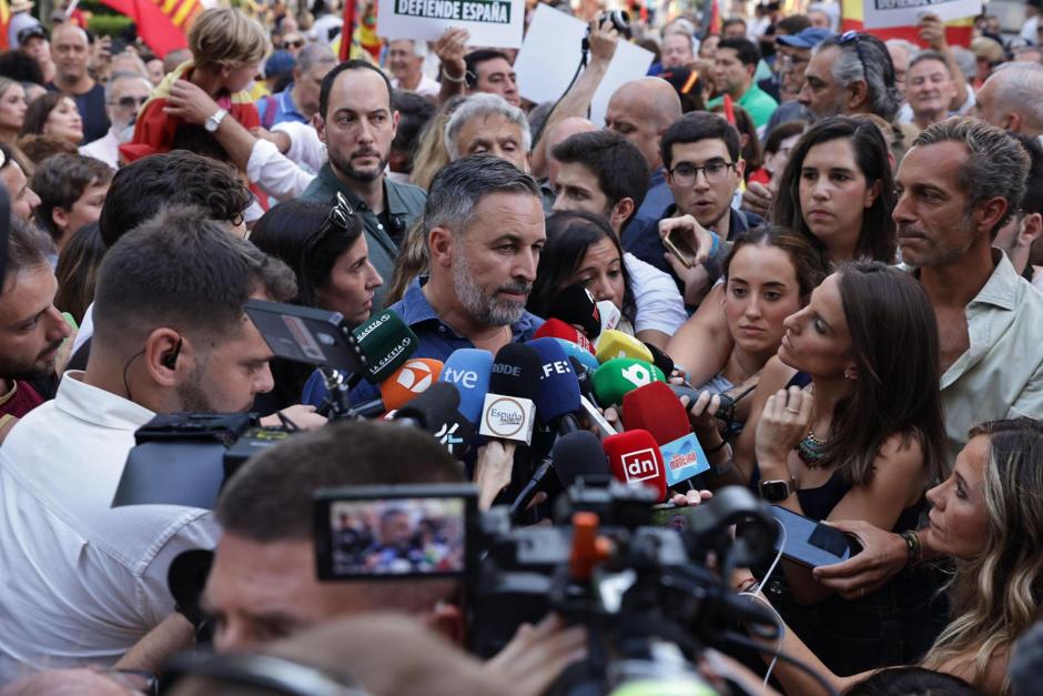 Santiago Abascal atiende a los medios en Cibeles