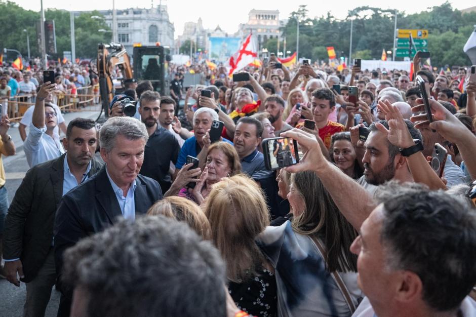 Alberto Núñez Feijóo saluda a los asistentes a la concentración de Cibeles