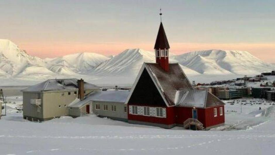 Iglesia de Svalbard (Svalbard kirke), una emblemática estructura de madera roja situada sobre una colina en Longyearbyen