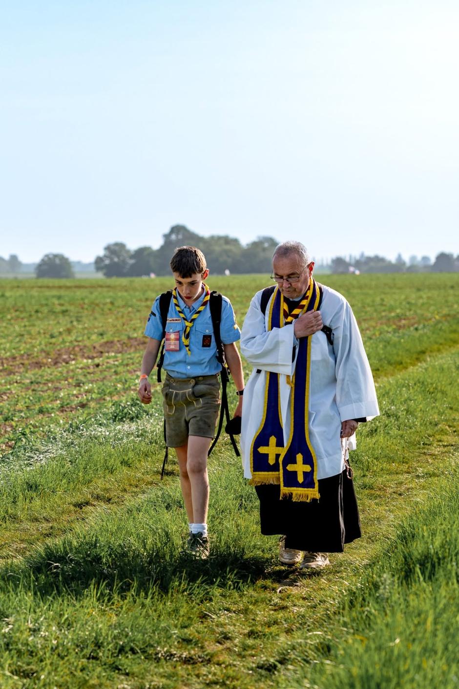 Un sacerdote atiende a un joven durante la peregrinación a Chartres