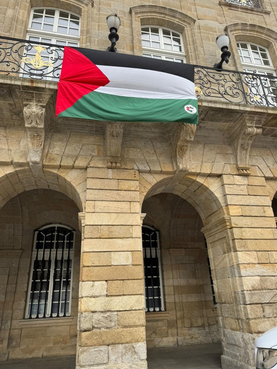 Bandera palestina colocada en la fachada del Pazo de Raxoi

REMITIDA / HANDOUT por AYUNTAMIENTO DE SANTIAGO
Fotografía remitida a medios de comunicación exclusivamente para ilustrar la noticia a la que hace referencia la imagen, y citando la procedencia de la imagen en la firma
02/6/2025