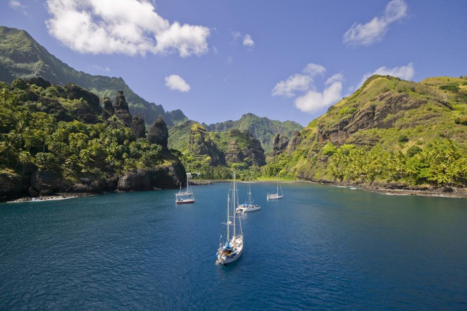 Barcos anclados en la Bahía de las Vírgenes de la isla de Fatu Hiva