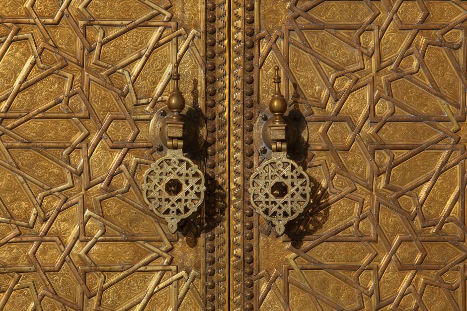 Detalle de las puertas de oro talladas a mano del Palacio Real de Fez