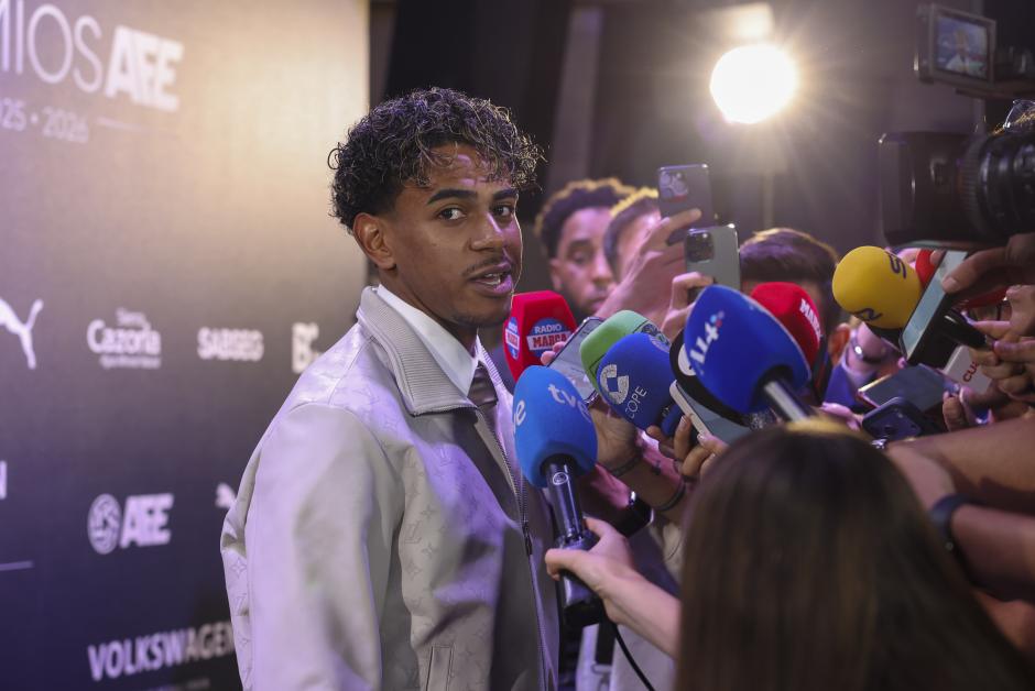 El delantero del FC Barcelona Lamine Yamal y su novia Inés García posan para los medios a su llegada a la Gala anual de entrega de los Premios de la Asociación de Futbolistas Españoles (AFE)