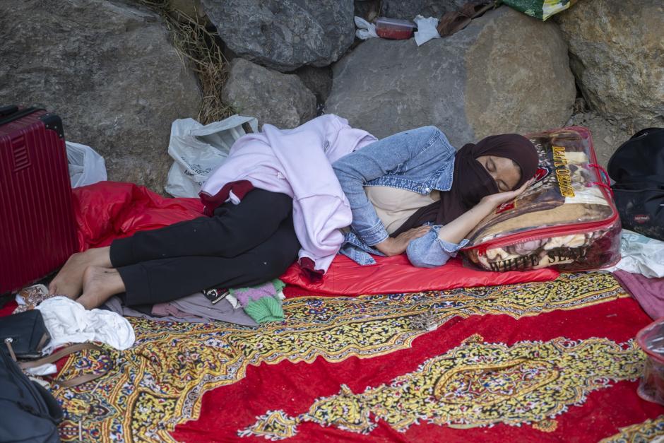 Una mujer esperaba este jueves a las puertas del Centro Ecuestre la Hípica de Ceuta