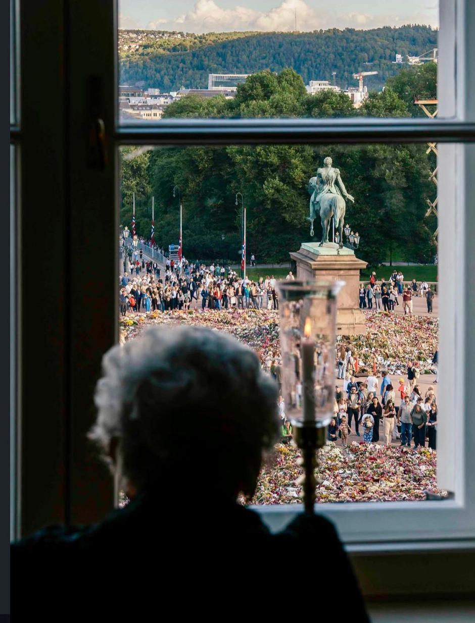 Astrid de Noruega en la ventana del Palacio Real de Oslo