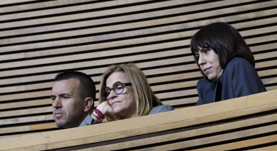 Imagen de archivo de Vicent Mompó y Diana Morant en las Cortes Valencianas, con Pilar Bernabé en medio