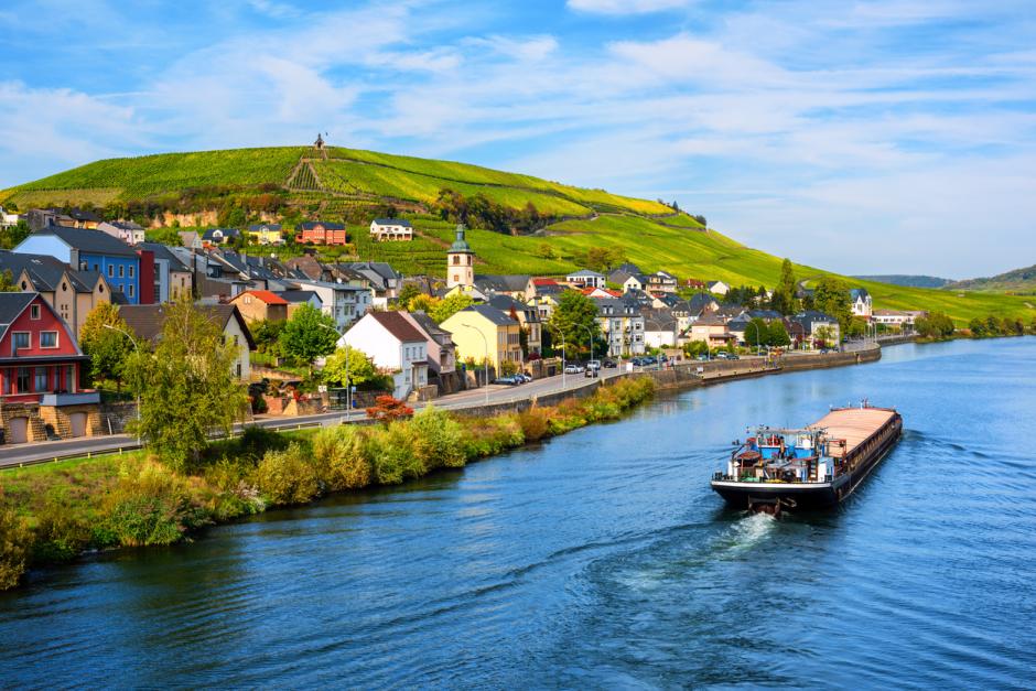 Viñedos junto al río Mosela en Wormeldange (Luxemburgo)
