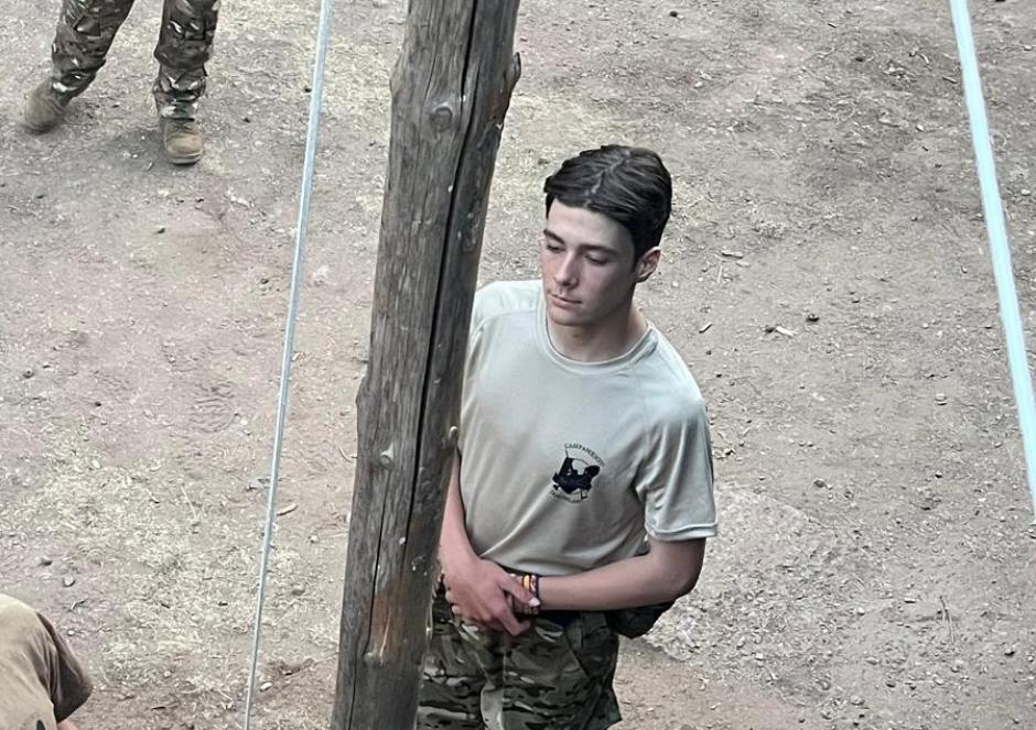 El cadete Simeón durante el arriado de bandera
