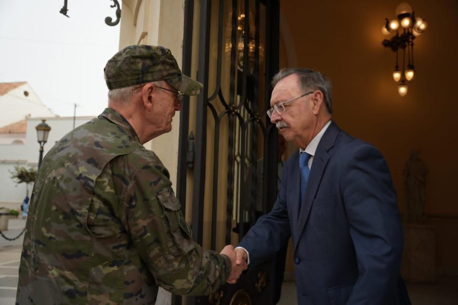 El presidente de la ciudad autónoma de Ceuta, Juan Vivas, recibe al Jefe de Estado mayor de la Defensa, Teodoro López Calderón