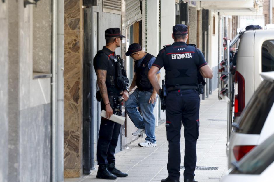 Agentes de la Ertzaintza investigan este miércoles una lonja perteneciente a la familia del presunto asesino del taxista