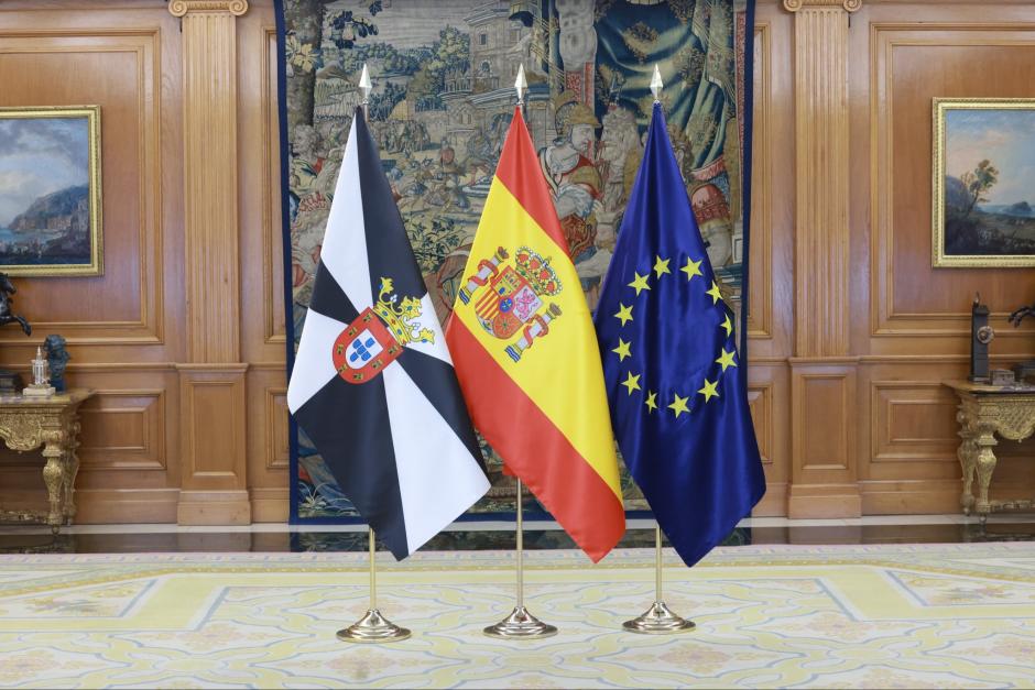 Foto de las tres banderas reunidas en La Zarzuela que difundió la Casa del Rey el Día de Ceuta