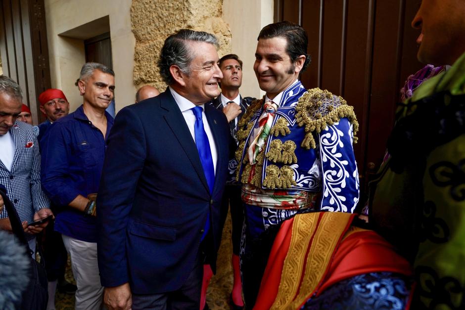 El vicepresidente primero y consejero de Presidencia, Sanidad y Emergencias, Antonio Sanz, saluda al torero Morante de la Puebla durante la tradicional corrida Goyesca. A 05 de septiembre de 2026, en Ronda, Málaga (Andalucía, España). La corrida Goyesca vuelve hoy tras dos años a la Plaza de Toros de la Real Maestranza de Caballería de Ronda donde torean Diego Ventura, Morante de la Puebla, Manzanares y Juan Ortega.,Image: 1131135938, License: Rights-managed, Restrictions: , Model Release: no  , Credit line: Álex Zea / Europa Press