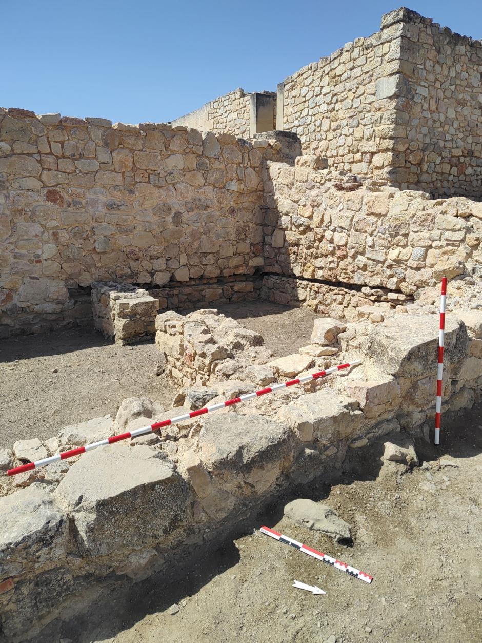 Imagen del hallazgo frente al muro perimetral del granero romano