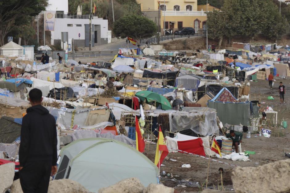 Vista de las tiendas de campaña y construcciones improvisadas por los inmigrantes asentados en la playa del Trampolín