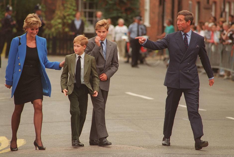 El Príncipe Carlos y Lady Di, en el primer día del Príncipe Guillermo en Eton
