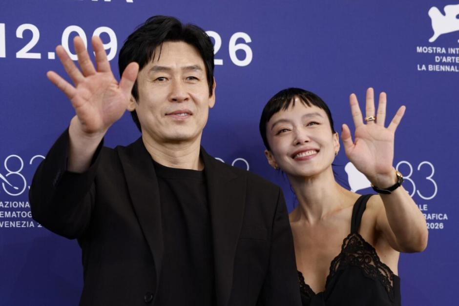 Los intérpretes surcoreanos Sul Kyung-gu (izquierda) y Jeon Do-yeon, en la Mostra de Venecia. EFE/EPA/FABIO FRUSTACI