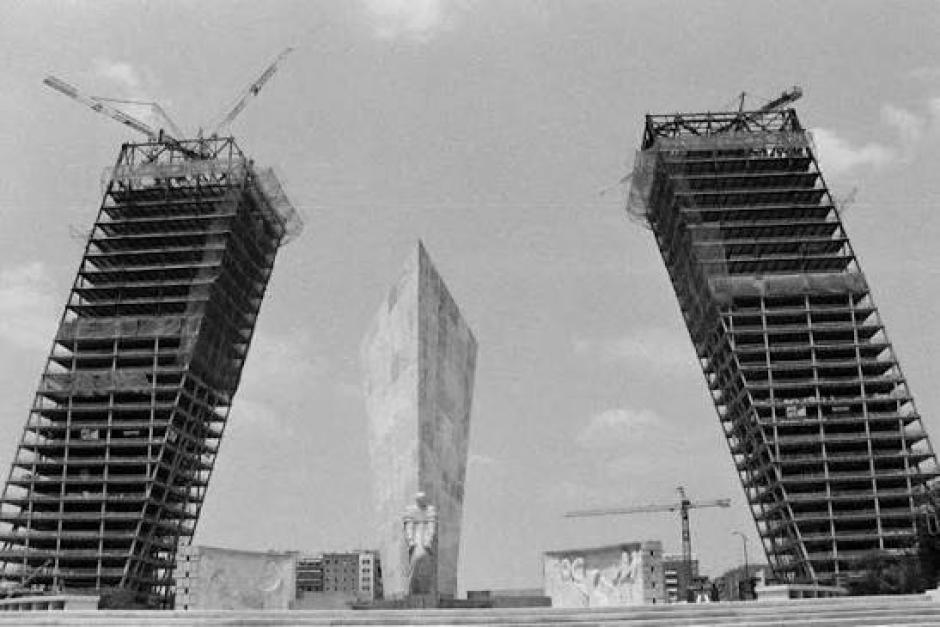 Las torres KIO en construcción, Plaza Castilla