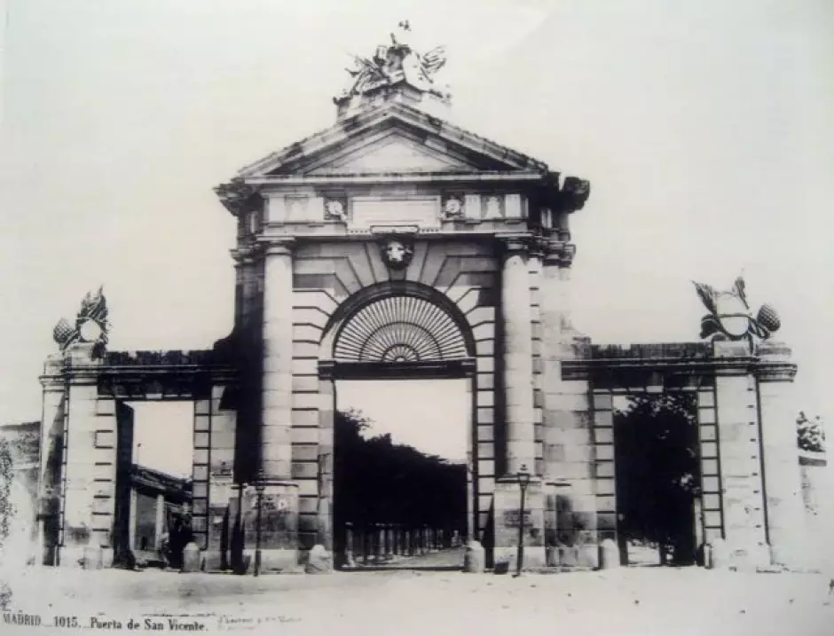 Puerta de San Vicente en 1874