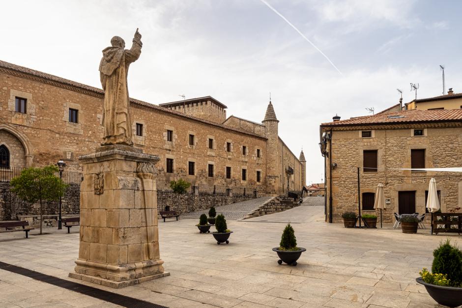 Plaza y estatua de Santo Domingo de Guzmán en el pueblo medieval de Caleruega (Burgos)