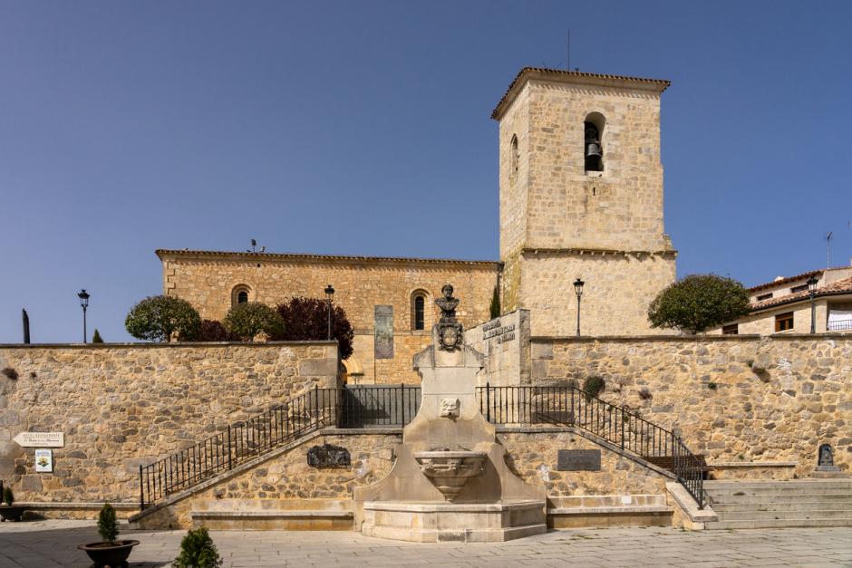 Iglesia románica de San Esteban en el casco antiguo de Caleruega