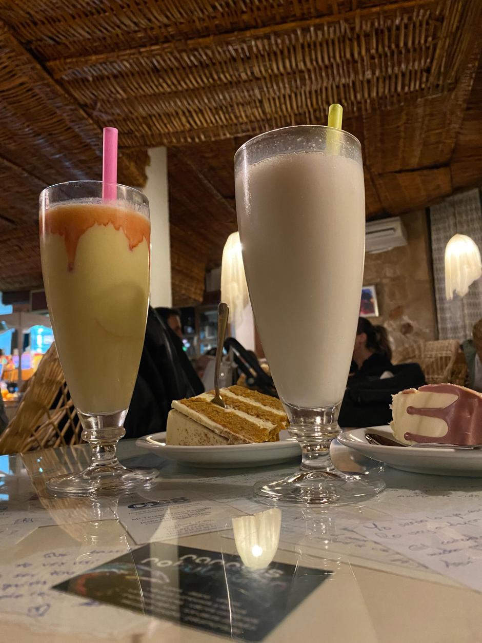 Batidos y tartas sobre una de las mesas del Bécquer, con sus notas bajo el cristal