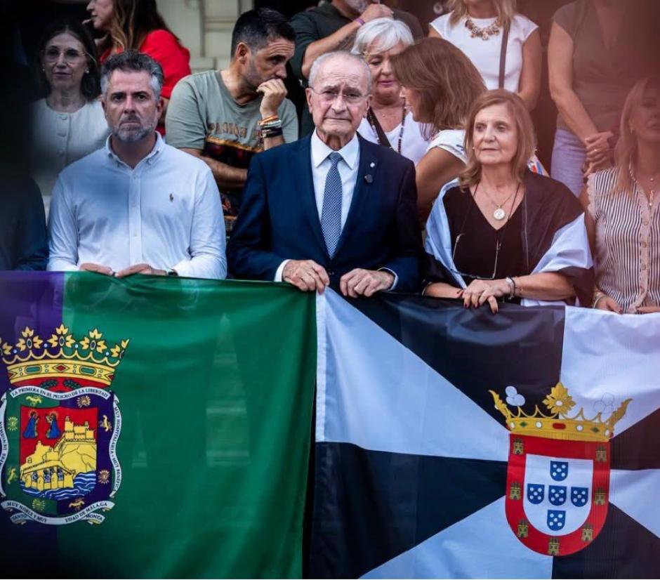 El alcalde de Málaga, portando la bandera ceutí frente al ayuntamiento de Málaga