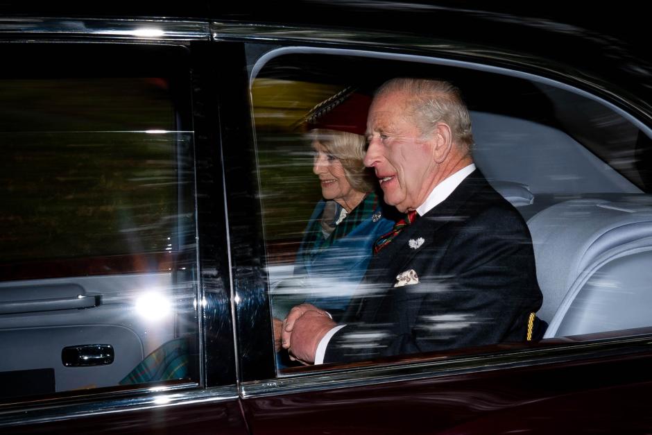 Los Reyes Carlos III y Camila, este domingo, tras salir del servicio religioso cerca de Balmoral