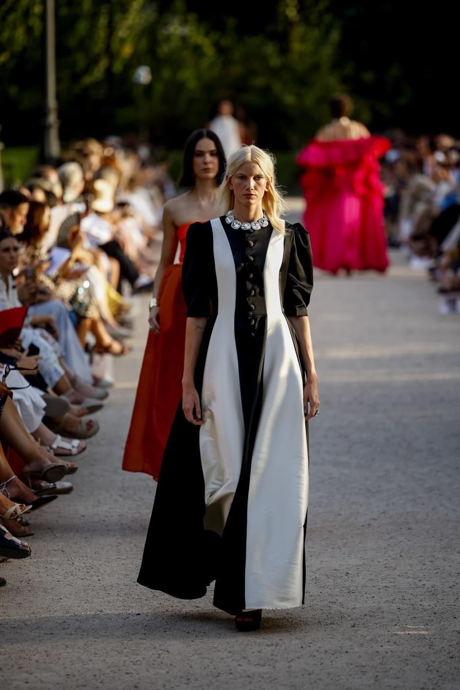 Varias modelos desfilan junto al estanque central de los Jardines de Sabatini