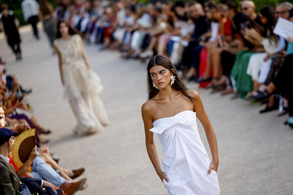MADRID, 07/09/2026.- Varias modelos desfilan junto al estanque central de los Jardines de Sabatini durante el inicio este lunes de la semana de la moda de autor española ´OMODA Madrid es Moda´. EFE / Daniel González.