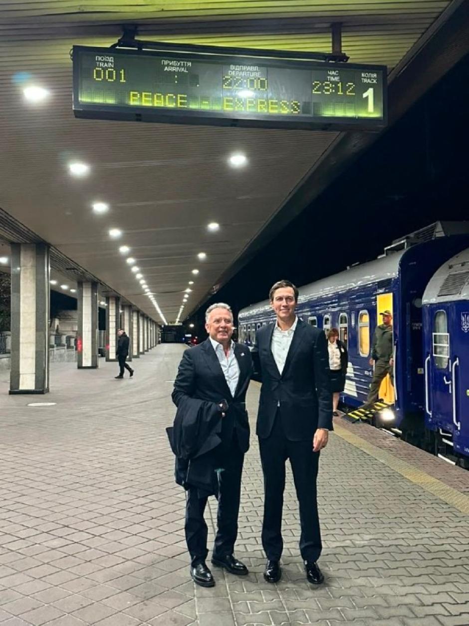 Steve Witkoff y Jared Kushner, enviados especiales del presidente Trump, en la estación de trenes de Kiev