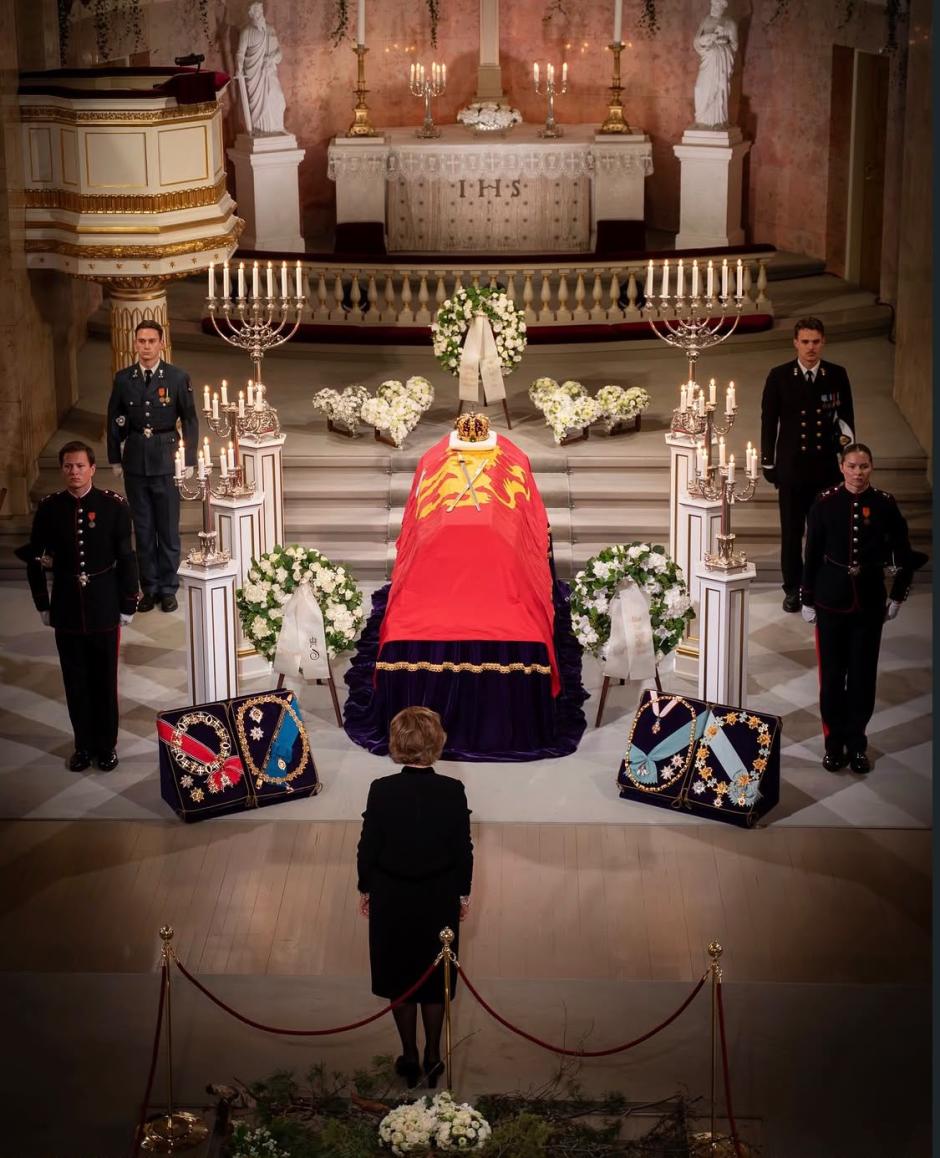 La Reina Sonia se despide en soledad de su marido