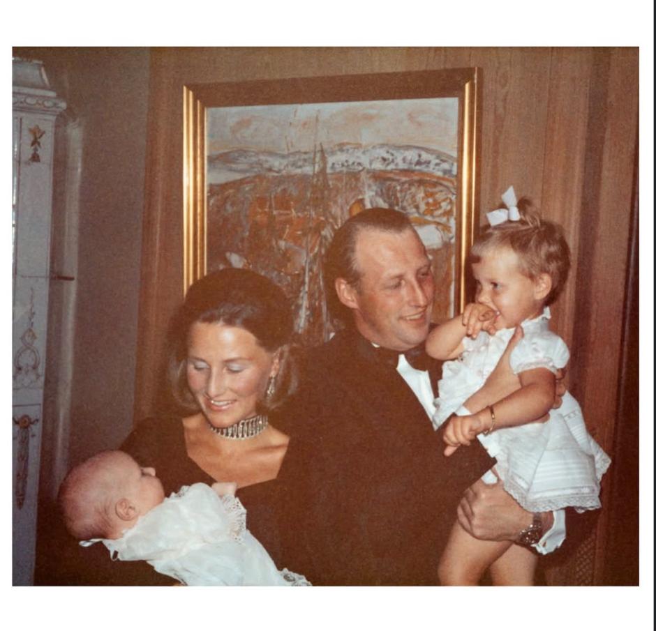 Los Reyes Harald y Sonia de Noruega con su hijos, el bebé Haakon y la Princesa Marthä Loiuse