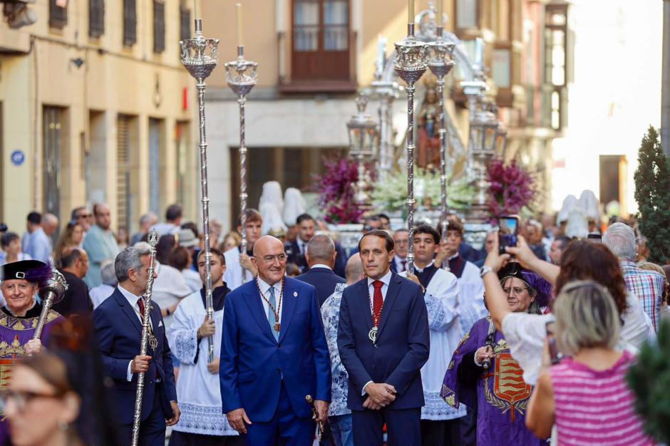 El alcalde de Valladolid, Jesús Julio Carnero, junto al presidente de la Diputación de Valladolid, Conrado Íscar, asiste a la procesión en honor a la Virgen de Nuestra Señora de San Lorenzo