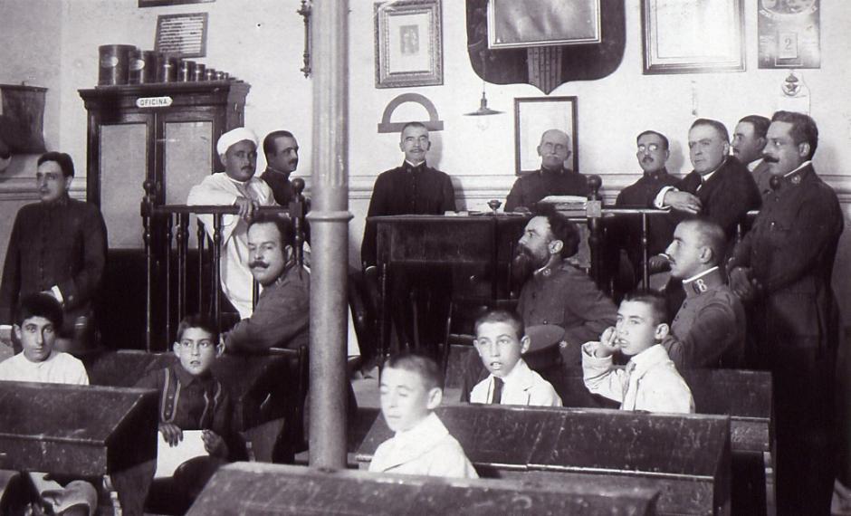 Abd el-Krim (arriba a la izquierda, con turbante blanco) dando clases de árabe a españoles en una academia de Melilla