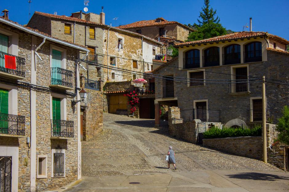 Una solitaria mujer en el pueblo de Yanguas