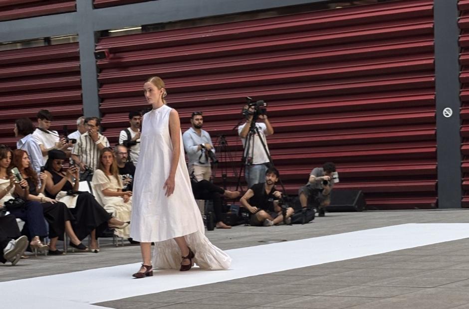 Un delicado desfile de costura presentado en el Museo Reina Sofía ha inaugurado la semana de Madrid es Moda