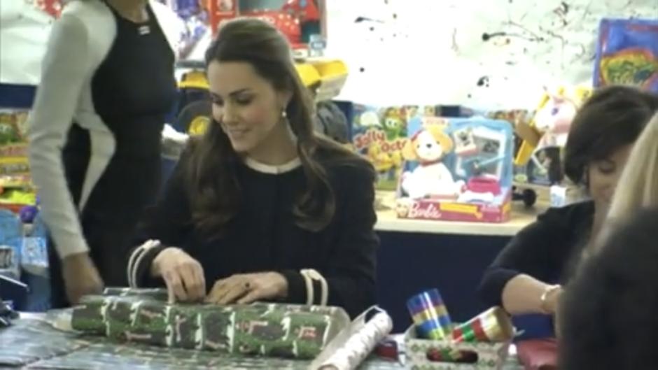 Kate envolviendo regalos