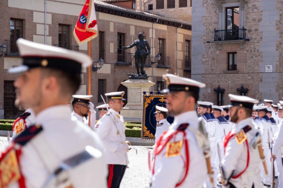 La Armada rinde homenaje a Álvaro de Bazán en la Plaza de la Villa de Madrid, recordando la figura de uno de los grandes referentes de la historia naval.