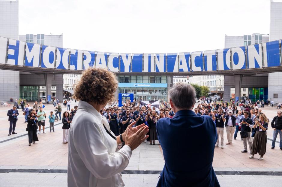 El presidente de Ceuta, Juan Jesús Vivas, recibió el cariño de los jóvenes en la explanada del Parlamento Europeo
