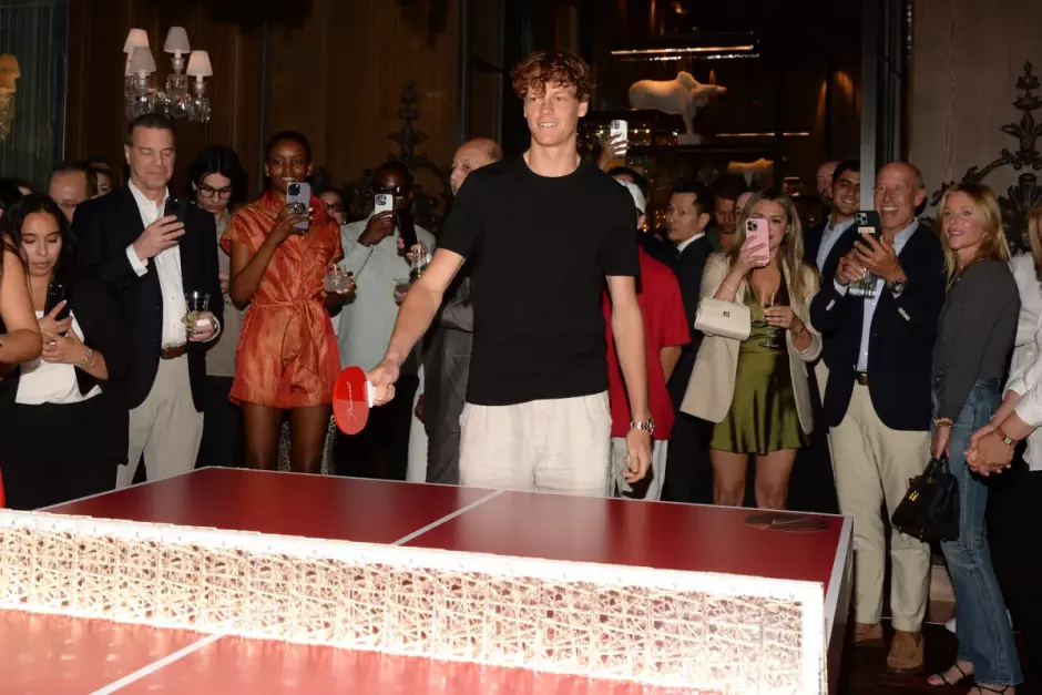 Jannik Sinner en la mesa de ping-pong del hotel Baccarat