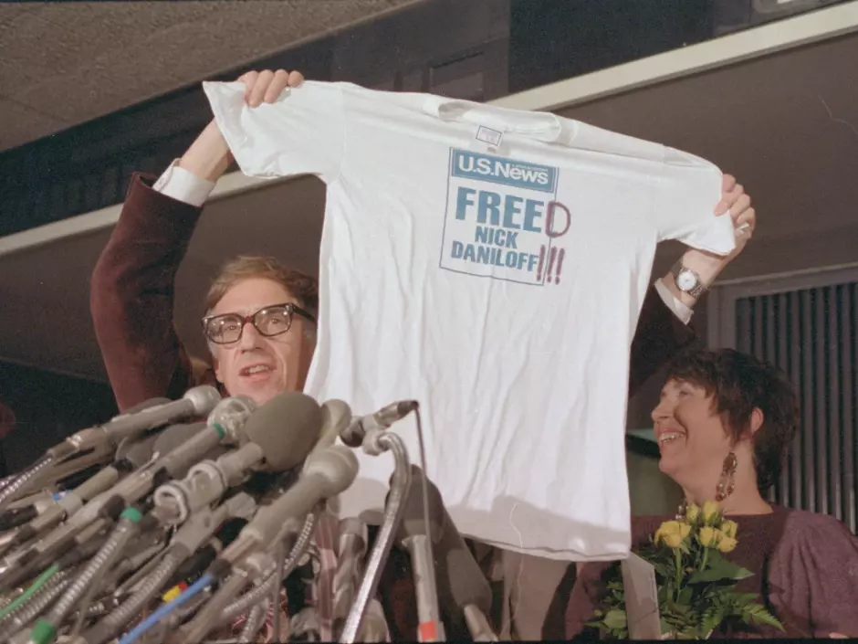 El periodista estadounidense Nicholas Daniloff sosteniendo una camiseta tras ser liberado de una prisión soviética en 1986