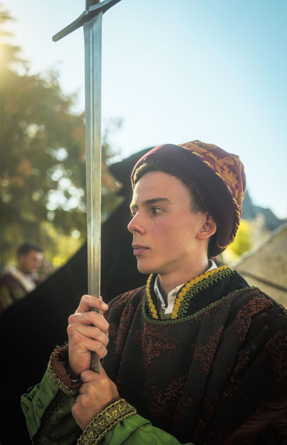 Un joven representa a un miembro de la comitiva real de Isabel la Católica, en Segovia