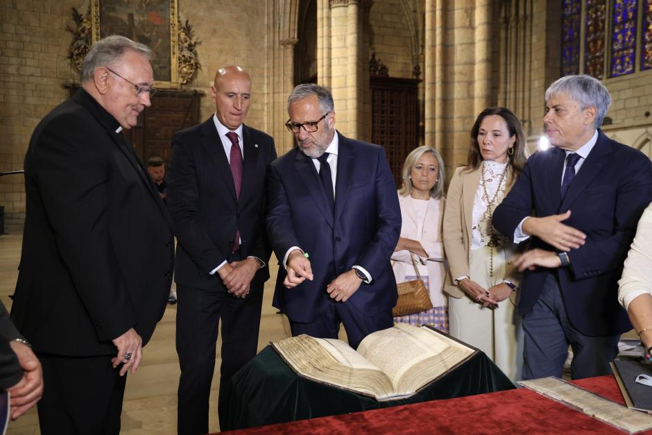 Al acto de devolución del manuscrito también ha asistido el alcalde de León, el segundo por la izquierda
